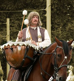 8 - Paukenspieler